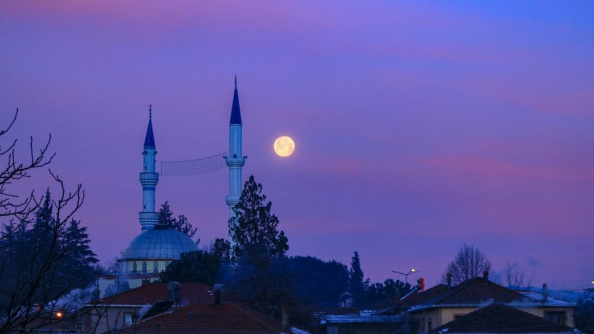 Çanakkale'de yılın ilk dolunayı görüntülendi