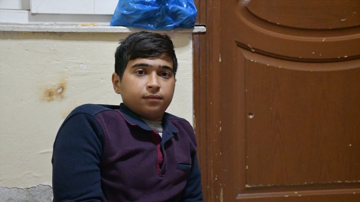 Adana'da, tekerlekli sandalyesi çalınan engelli gence yenisi hediye edildi