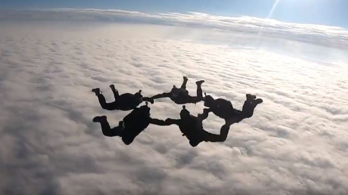 Özel Kuvvetler paraşüt ekibinden gösteri