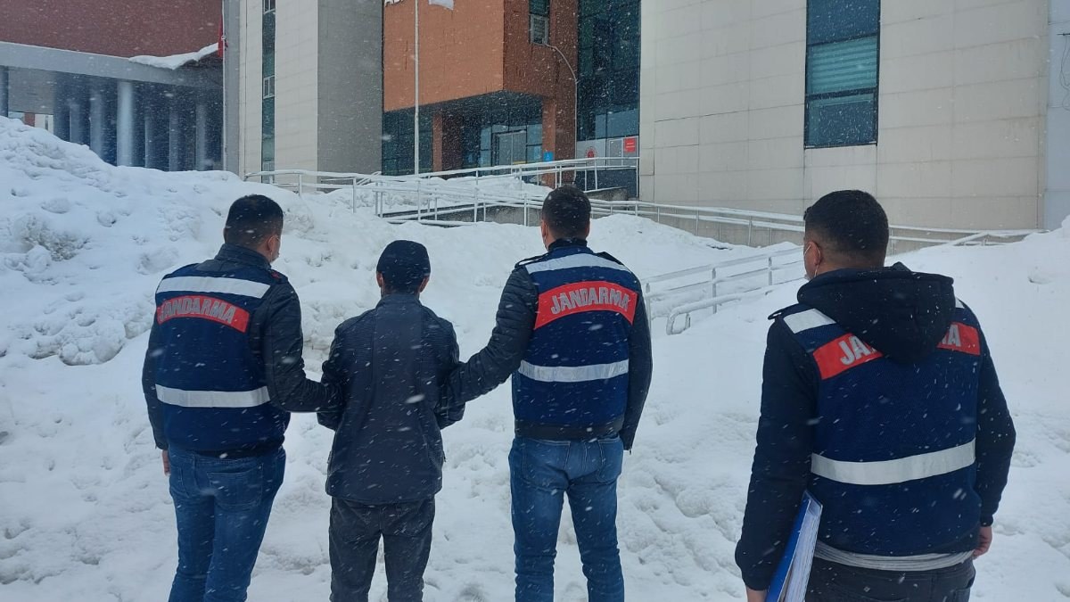 Bitlis'te insan kaçakçısı, 15 kişilik minibüse 52 kişi bindirdi