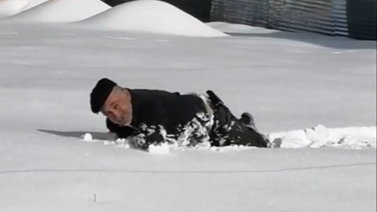 Tokat'ta yaşlı adam karda süründü, yuvarlanarak eğlendi
