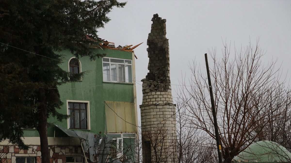 Burdur'da yıldırım düşen minare yıkıldı