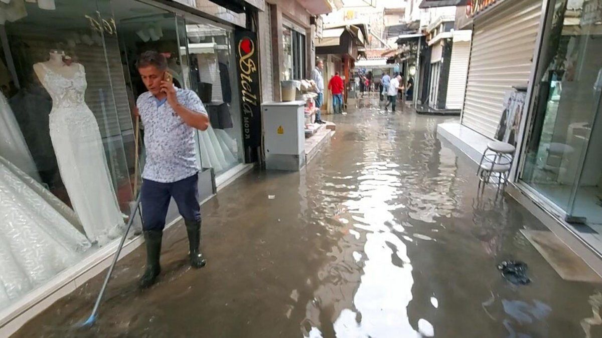 İzmir'deki Kemeraltı Çarşısı, her yağmurda su altında