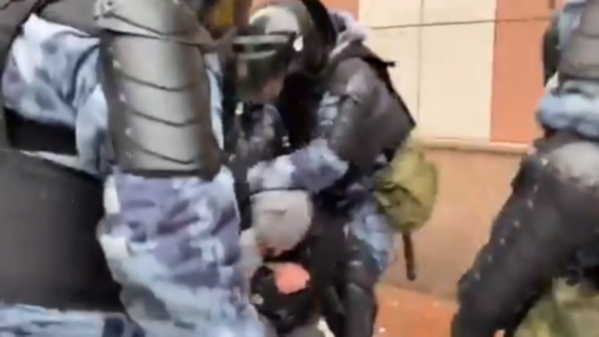 Rusya’da polis yakaladığı bir protestocuya elektrik verdi