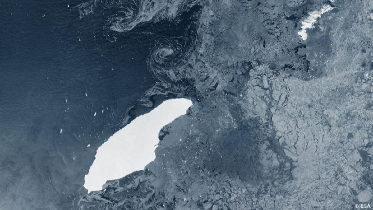 Dünyanın en büyük yüzen buz dağından bir parça daha koptu