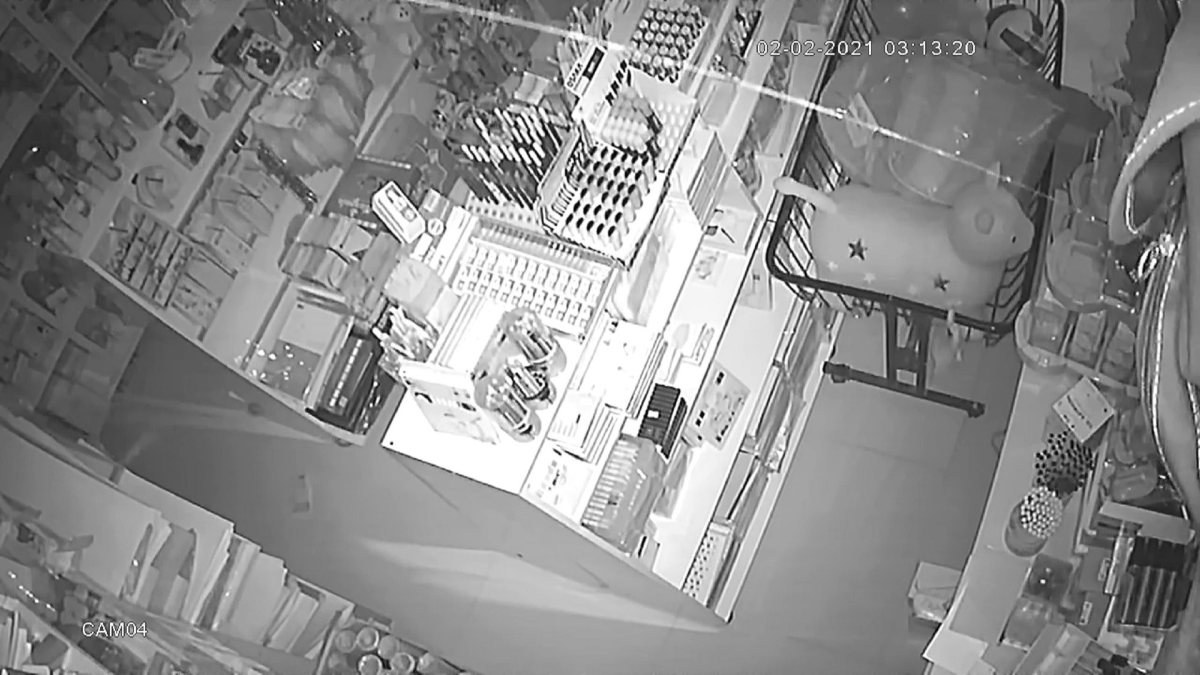 Sivas'taki deprem anı, güvenlik kamerasına yansıdı