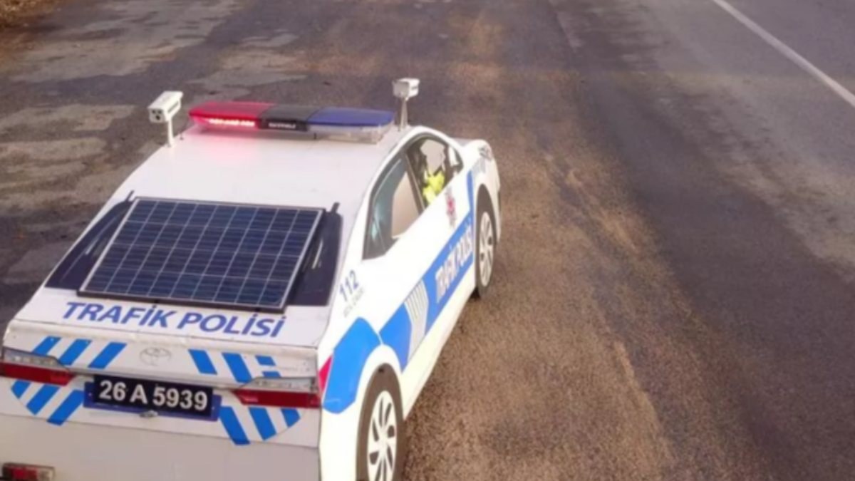 Eskişehir'de güneş enerjili 3 boyutlu ‘maket polis aracı’ üretildi