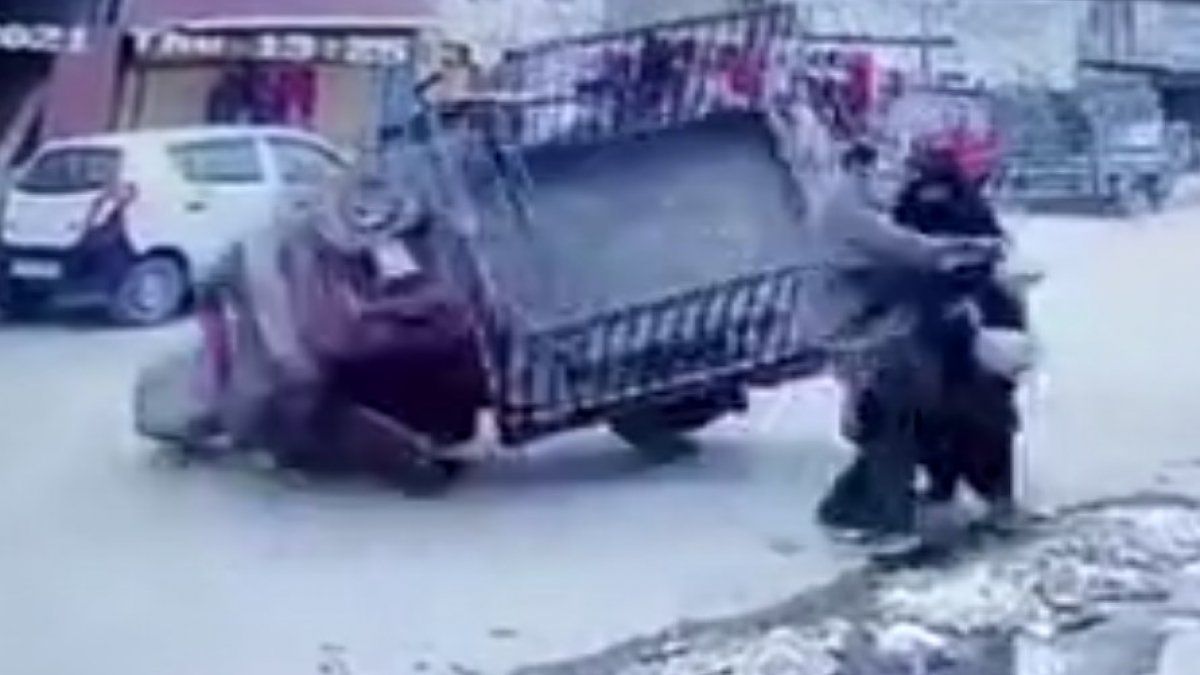 Hindistan’da kazadan son anda kurtulan ikili