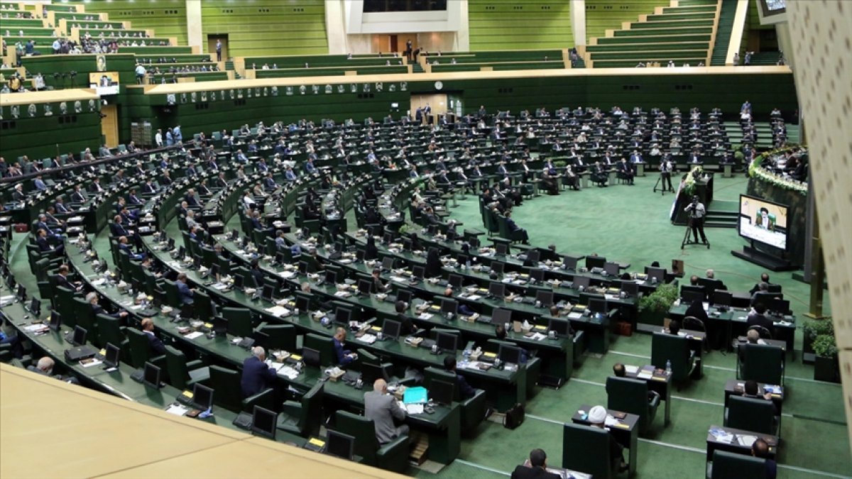 İran Meclisi, hükümetin sunduğu bütçe taslağını reddetti