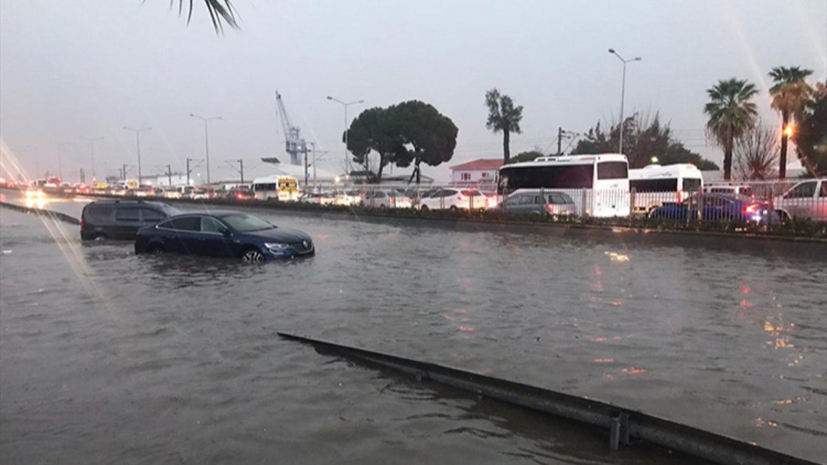 İzmir'de sağanak yağış etkili oldu