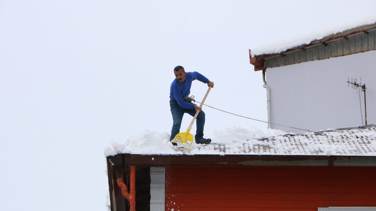 Hakkari'de yüksek binaların çatılarında 100 liraya kar temizliği