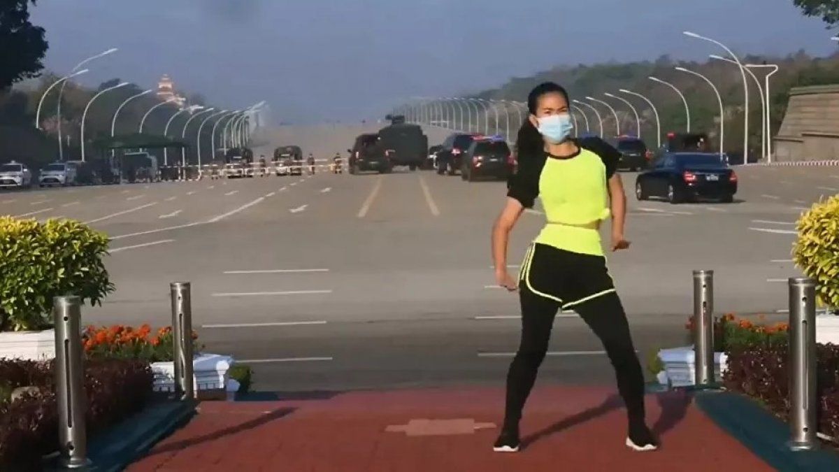 Myanmar'da aerobik yapan kadın darbeyi kaydetti