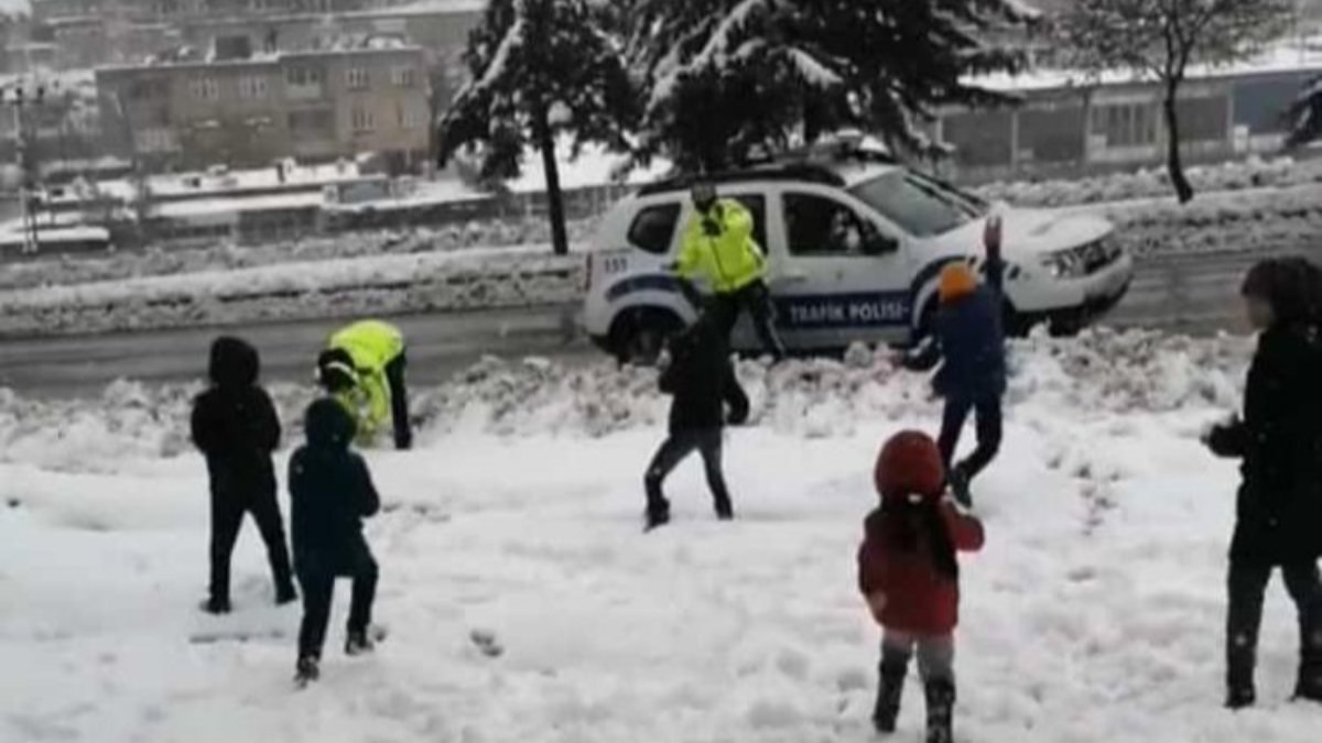 Diyarbakır’da polisler çocuklarla kar topu oynadı