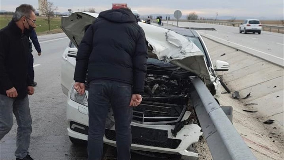 Konya'da otomobil bariyere saplandı