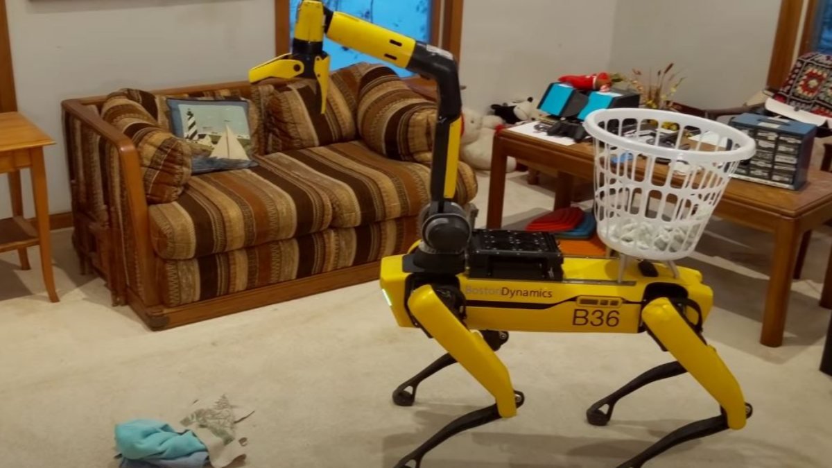 Robot köpek Spot, robotik koluyla hünerlerini sergiledi