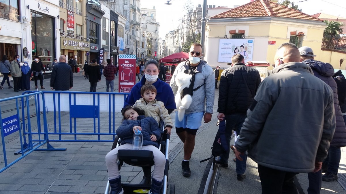 Güneşli havada vatandaşlar Taksim Meydanı'na akın etti