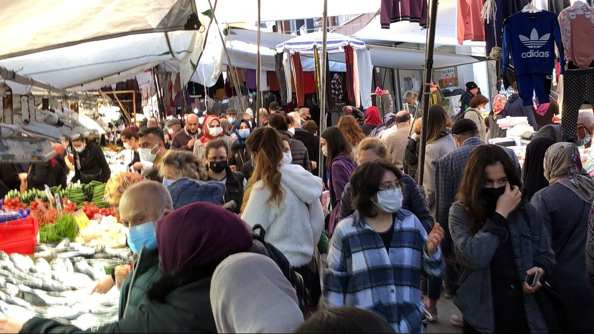 İstanbul'daki semt pazarında, pandemi kuralları unutuldu