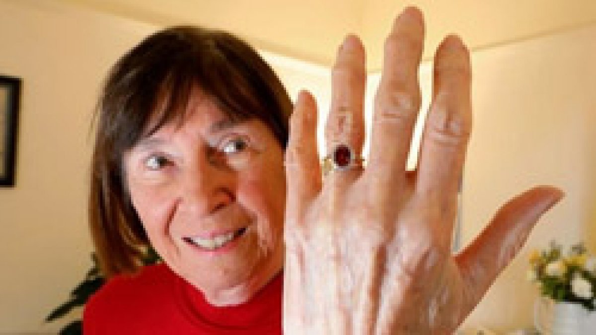 İskoçya'da 30 yıldır kayıp olan nişan yüzüğü sahilde bulundu