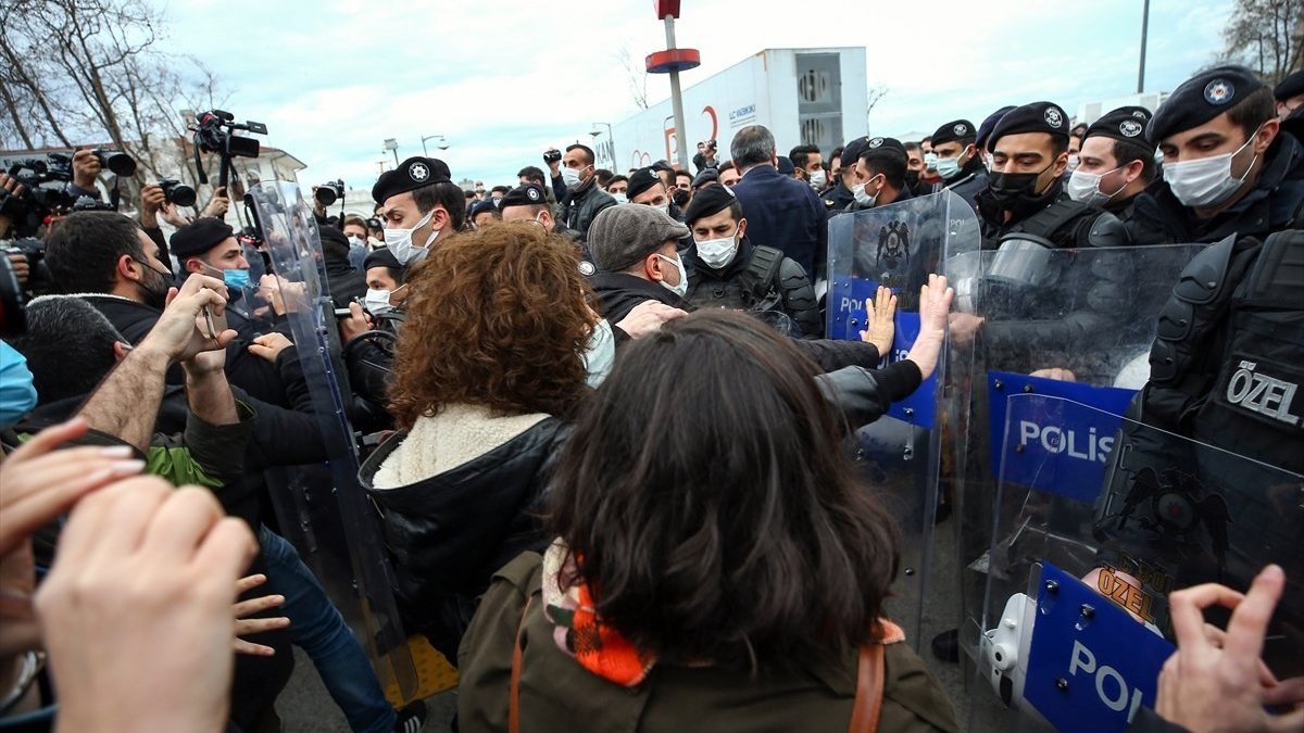 Kadıköy'deki protestolarda güvenlik güçlerine saldıran 5 kişi yakalandı