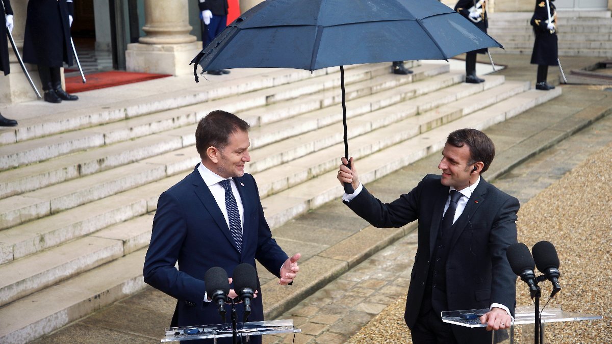 Macron, Slovakya Başbakanı Matoviç'e şemsiye tuttu
