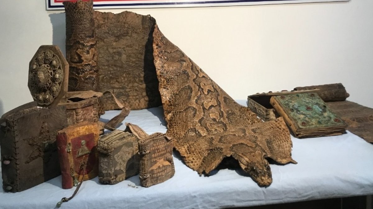 Şanlıurfa’da Ortaçağ’a ait işlemeli piton derisi ve dini kitaplar ele geçirildi