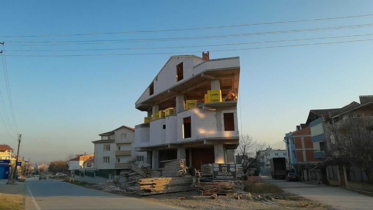 Bursa'da inşaatın çatı katından düşen işçi ağır yaralandı