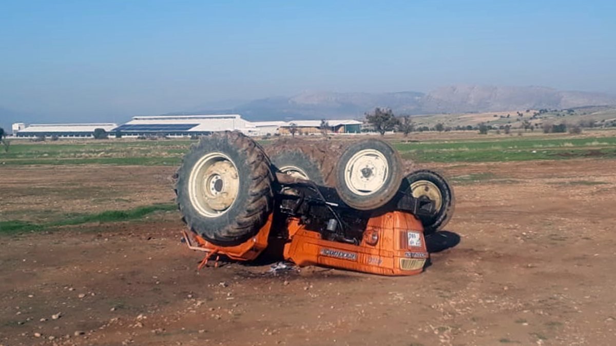 Antalya'daki tarlada drift attıkları traktör devrildi