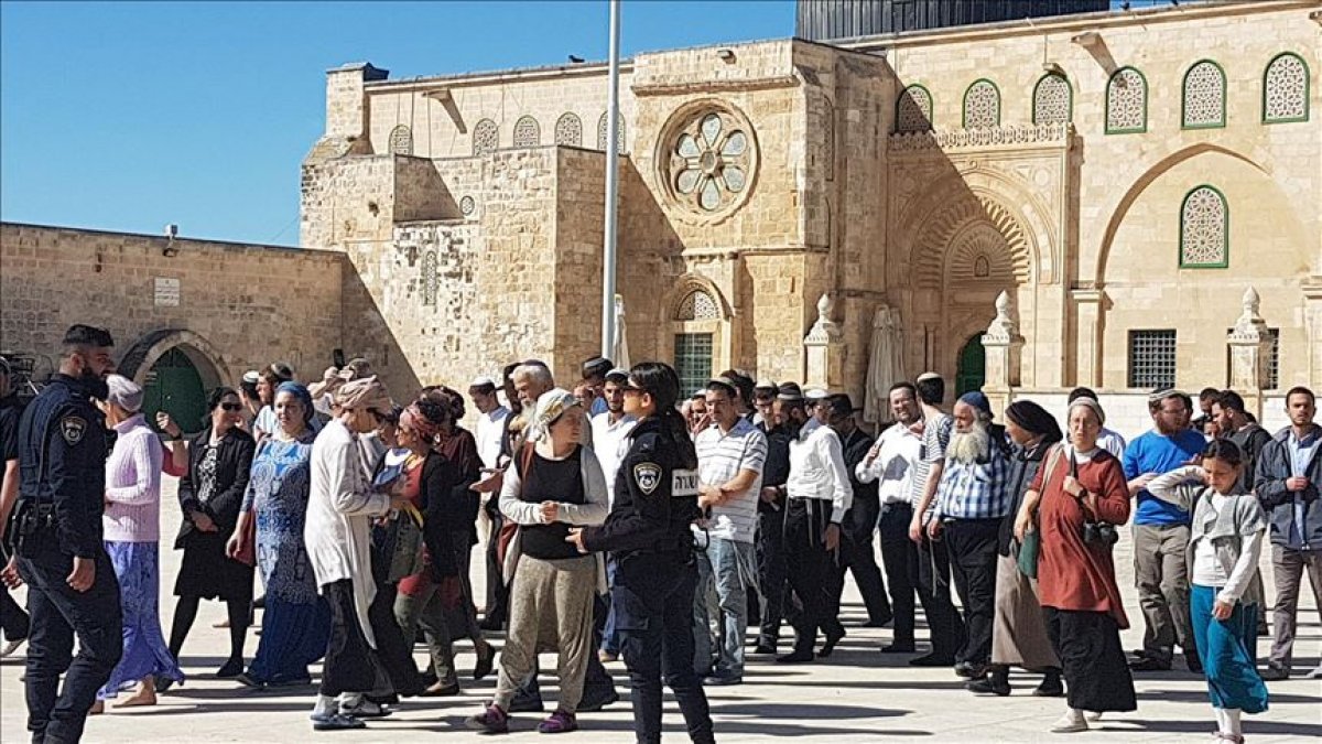 Fanatik Yahudiler, İsrail polisinin korumasında Mescid-i Aksa'ya baskın düzenledi
