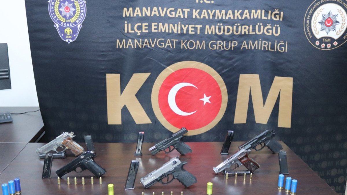 Antalya'da sevgilisinin evine sakladığı silahlar polis baskınıyla bulundu