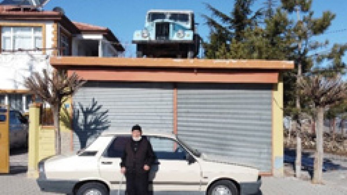 Kayserili Sami Dede, 50 yıllık aracını çatıya çıkardı