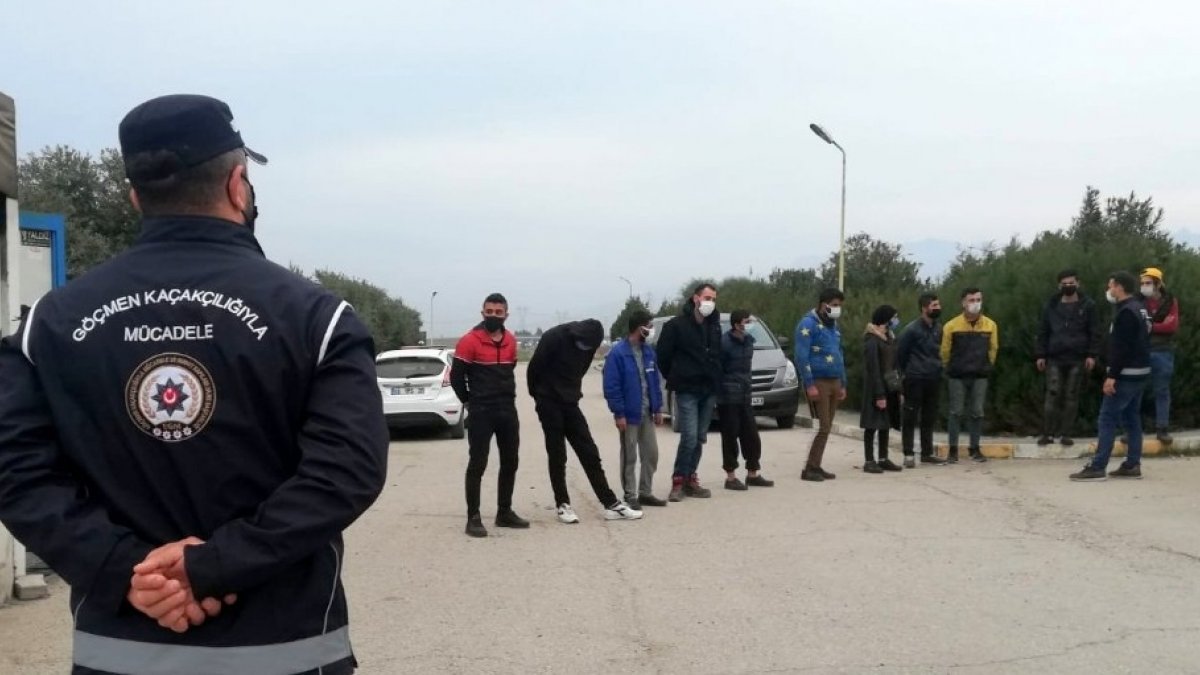 Osmaniye'de, durdurulan şüpheli araçtan 10 mülteci çıktı