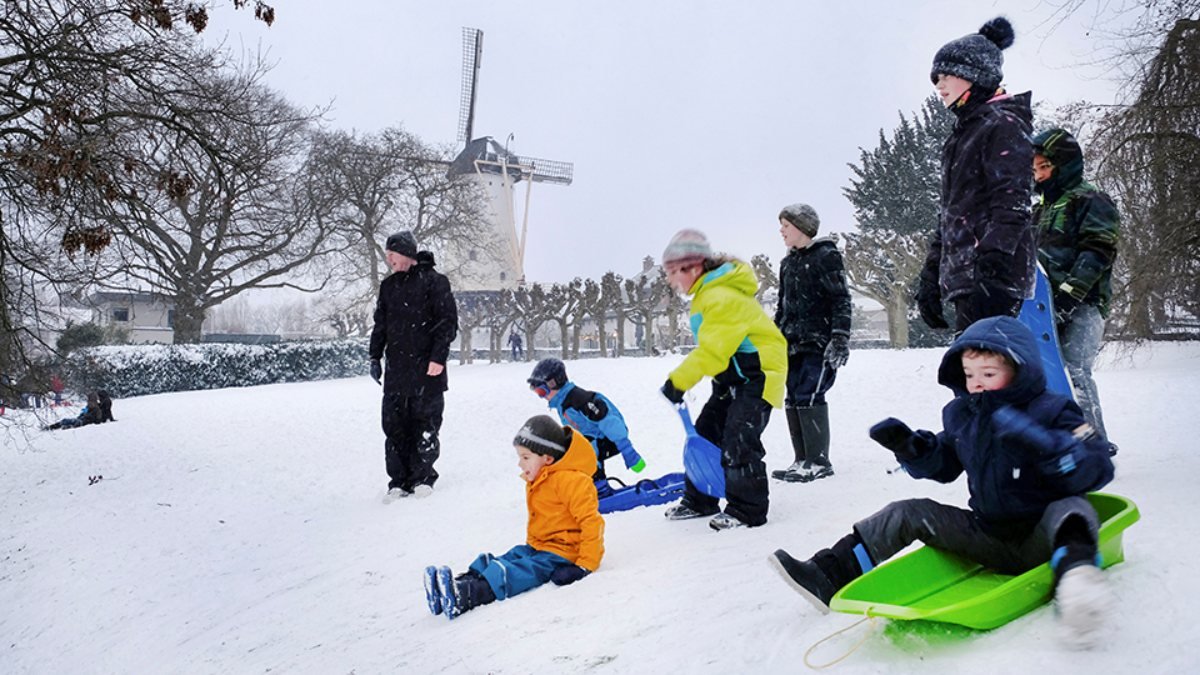 Hollanda, 10 yılın ilk büyük kar fırtınasını yaşadı