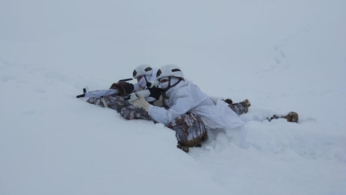 Mehmetçik, 1.5 metre karda teröristlerin izini sürüyor