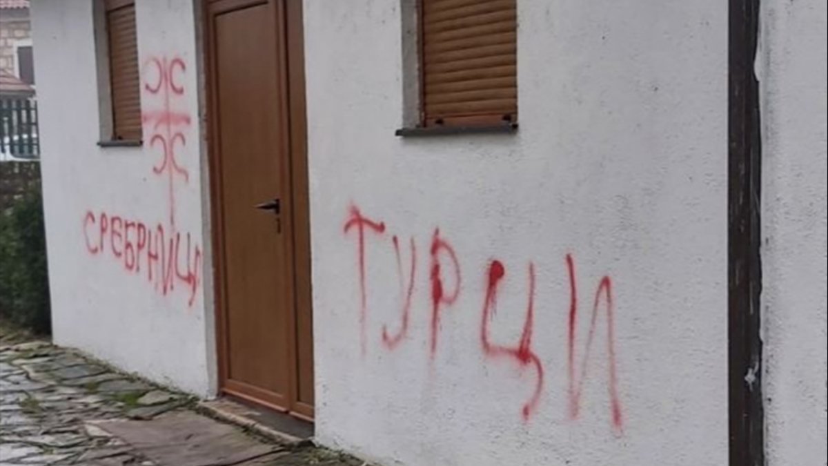 Karadağ'daki iki camiye ırkçı saldırı