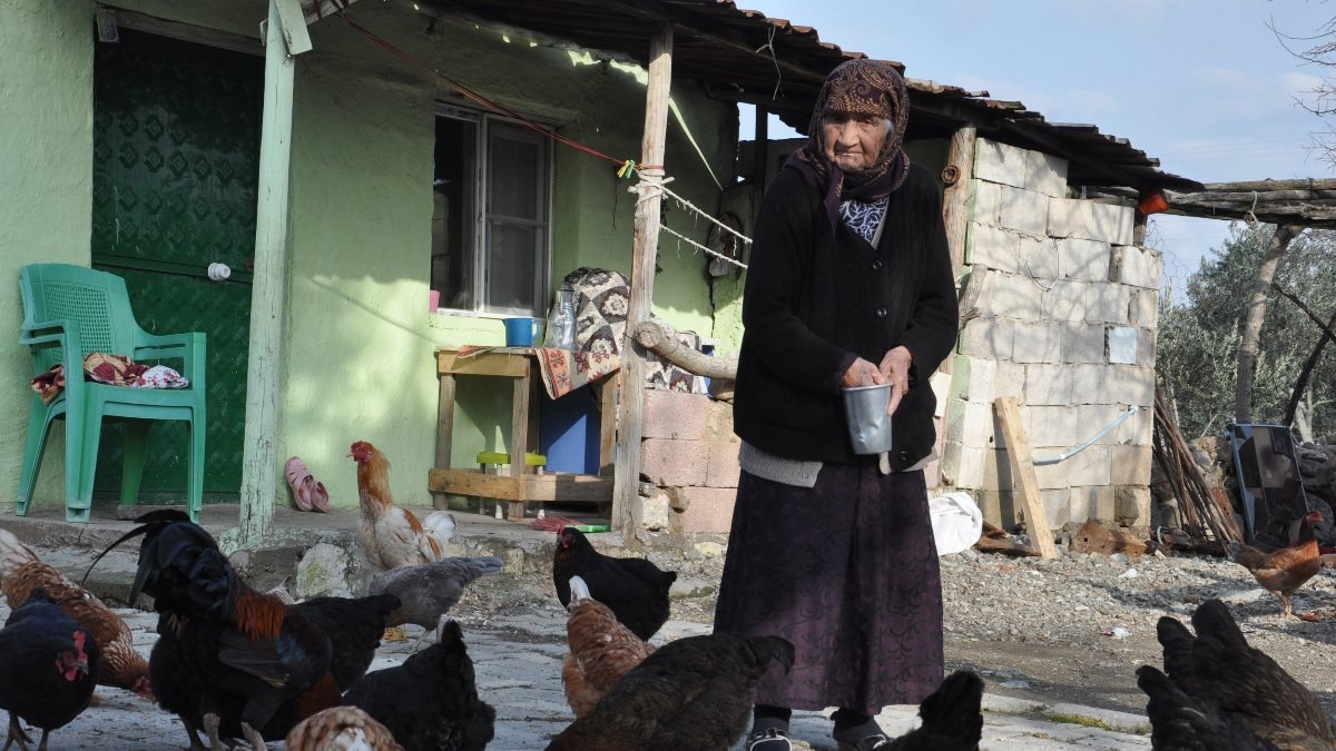 Gaziantep'teki Özo Nine, az yiyerek 99 yaşına geldi