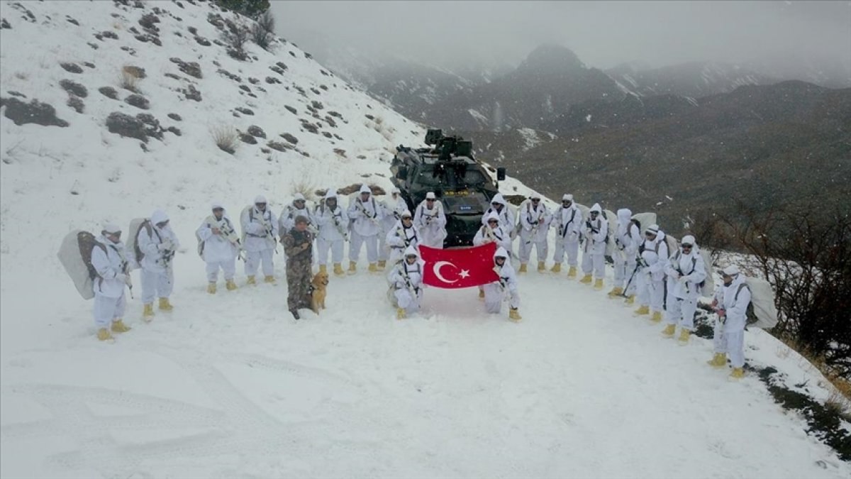 PÖH'ler Doğu Karadeniz'in karla kaplı dağlarını teröristlerden temizliyor