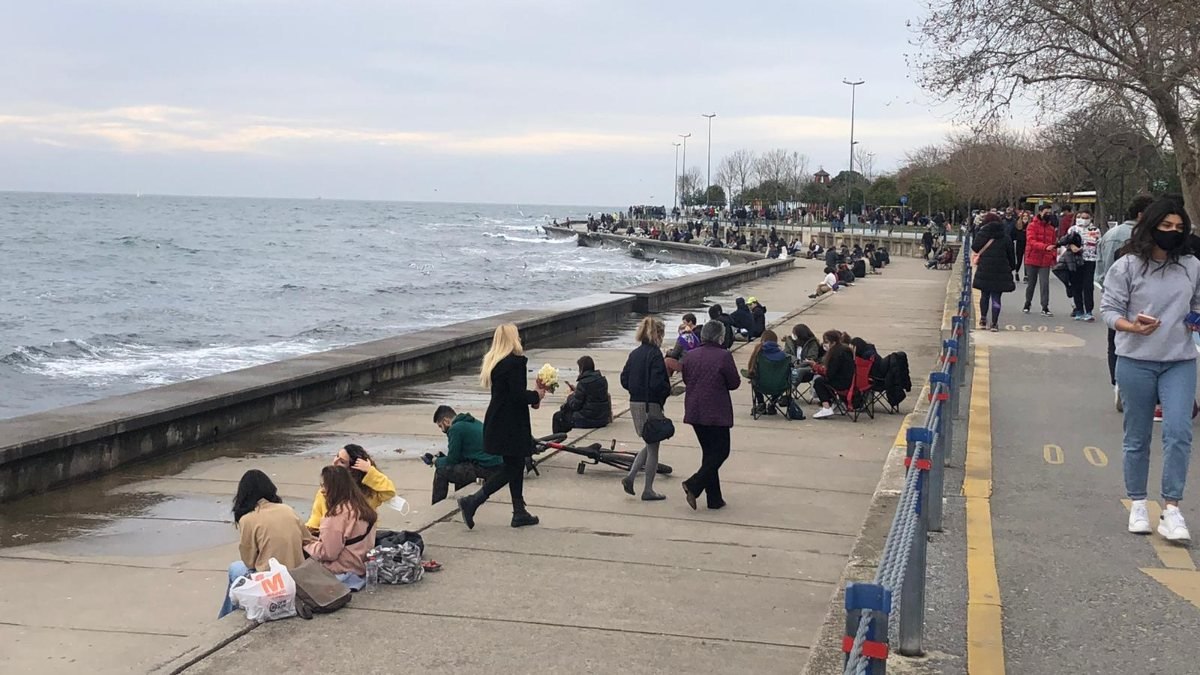 Kar gelmeden, İstanbullular sahillere akın etti