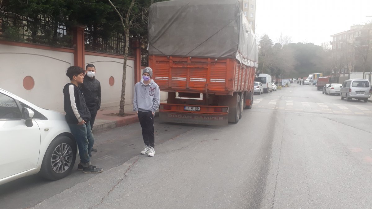 İstanbul'da lüks araçlı hırsızlar bir aracın farlarını çaldı