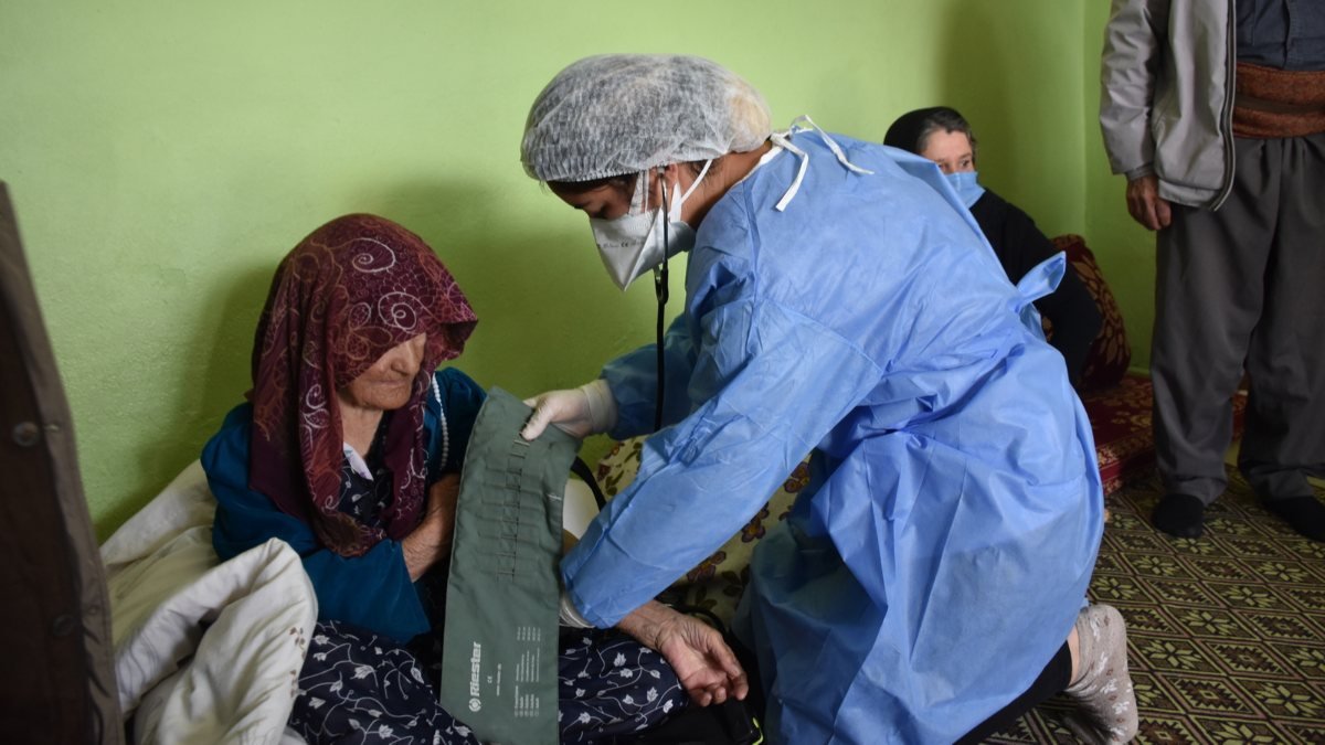 Şırnak'ta 127 yaşındaki kadına korona aşısı yapıldı
