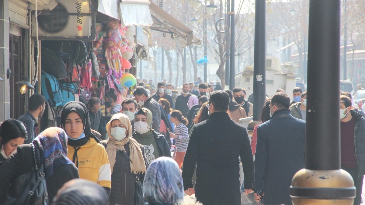 Diyarbakır'da Sevgililer Günü alışverişine çıktılar