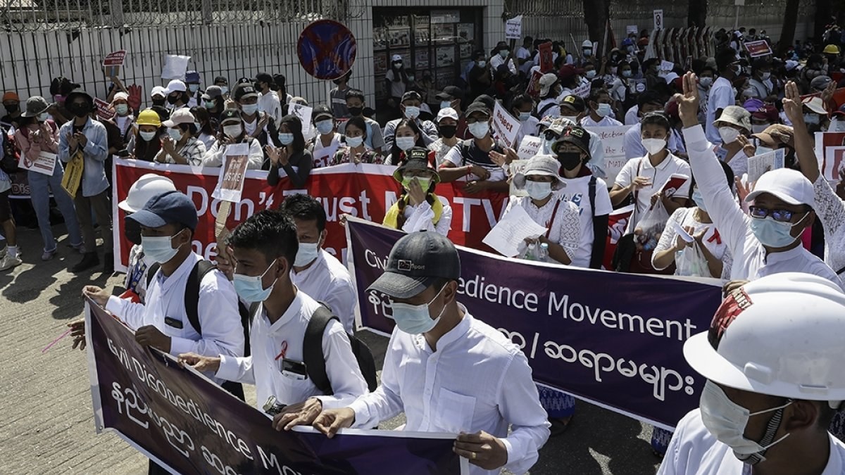 Myanmar’da güvenlik güçleri darbe karşıtlarına plastik mermi kullandı