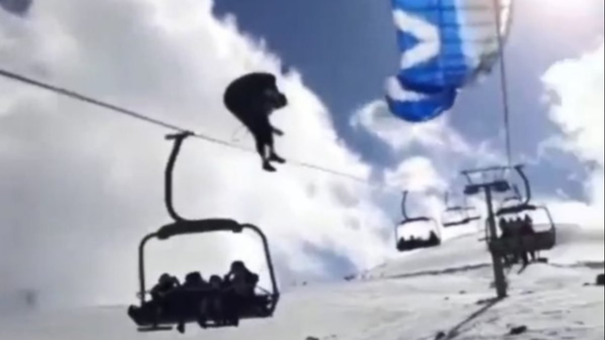 Bingöl'de yamaç paraşütçüsünün teleferik teline takıldığı anlar