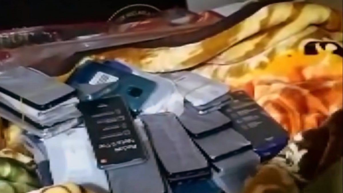 Adana'daki kaçak telefonlar, battaniye arasından çıktı