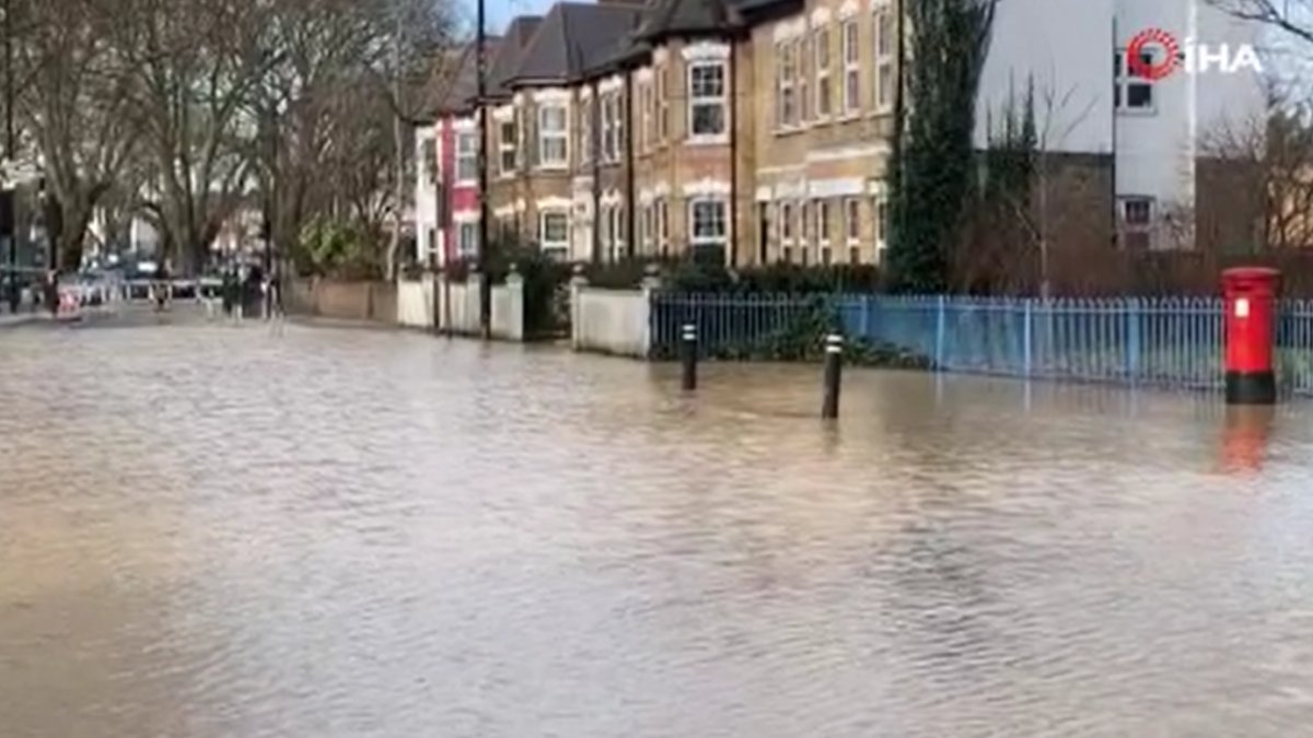 Londra'da patlayan su borusu sokakları göle çevirdi