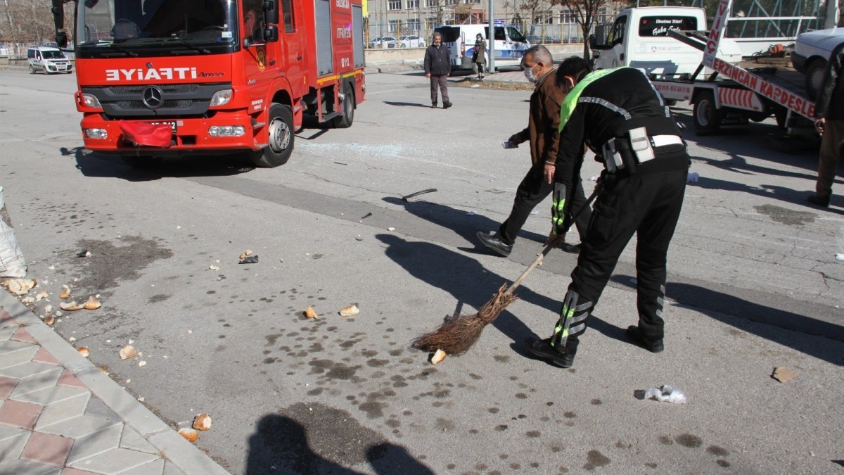 Erzincan'da, trafik kazasında yola dökülen ekmekleri polis temizledi