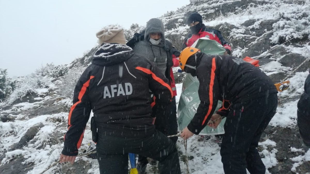 Bilecik'te, kayalıklarda mahsur kalan genci, AFAD kurtardı