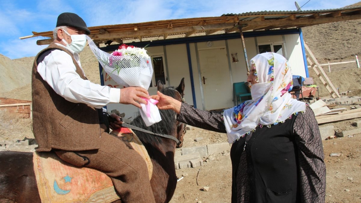 Erzurum'da eşine Sevgililer Günü hediyesini at üstünde getirdi