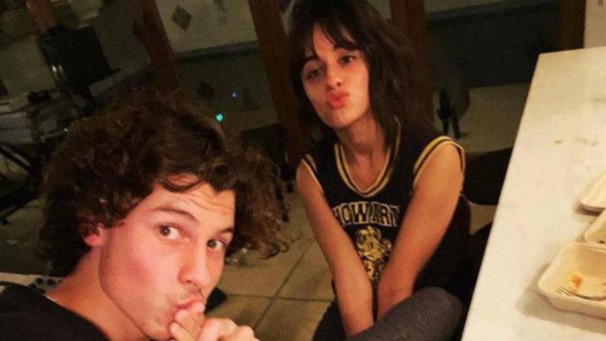 Shawn Mendes, Camila Cabello'nun ayağını öptü