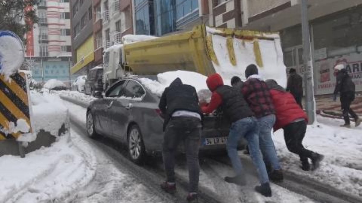 Arnavutköy'de sürücüler zor anlar yaşadı