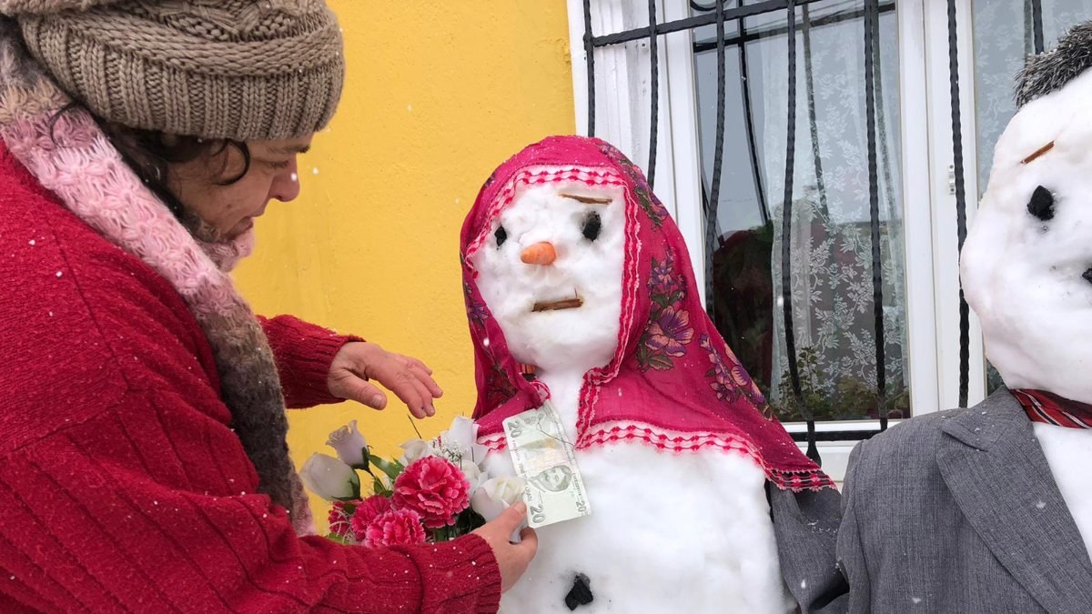 Çatalca'da kardan gelin ve damat yapıp eğlendiler